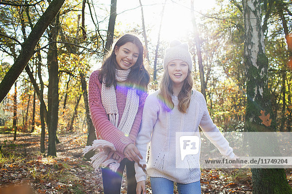 Teenager-Mädchen im Wald schauen lächelnd in die Kamera