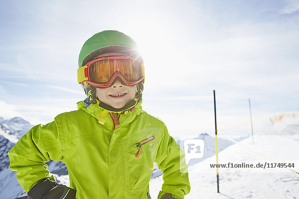 Junge in Skikleidung  Stubai  Tirol  Österreich