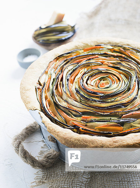 Stilleben einer Gemüsetorte mit Zucchini, Karotte und Aubergine