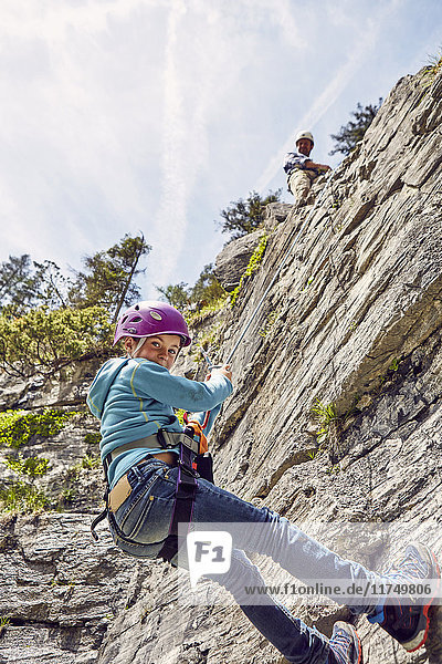 Vater und Kind beim Klettern  Ehrwald  Tirol  Österreich