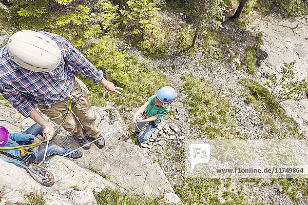Vater und Kinder Felsklettern  Ehrwald  Tirol  Österreich