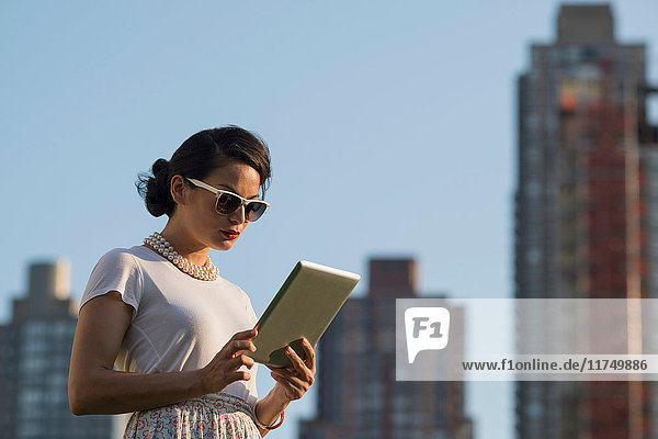 Mittelgroße erwachsene Frauen mit digitalem Tablet  Manhattan  New York