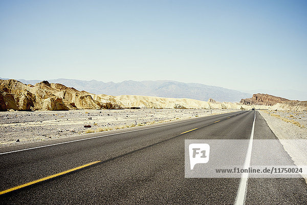 Ansicht einer geraden Wüstenstraße Death Valley Kalifornien USA