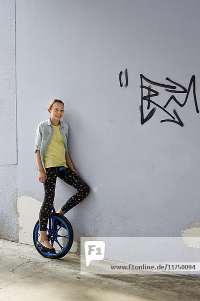 Jugendliches Mädchen auf Einrad  Porträt
