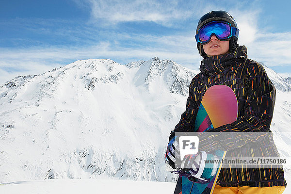 Frau hält Snowboard  Obergurgl  Österreich
