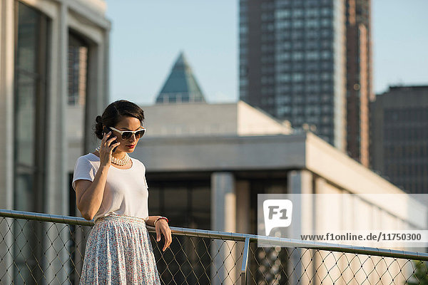 Mittelgroße erwachsene Frauen  die ein Mobiltelefon benutzen  Manhattan  New York