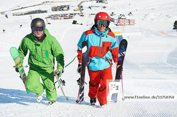Skifahrer tragen Ausrüstung den Berg hinauf