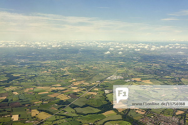 Luftaufnahme von Feldern und Wolkenlandschaft  Manchester  Lancashire  England  UK