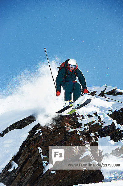 Mann beim Skifahren  mitten in der Luft