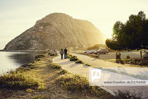 Touristenpaar beim Spaziergang zum Morro Bay Rock Morro Bay Kalifornien USA