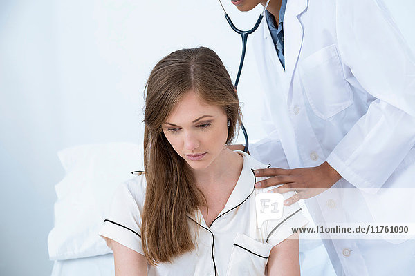Arzt untersucht Patient mit Stethoskop