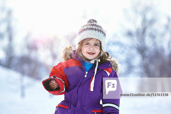 Porträt eines jungen Mädchens  in verschneiter Landschaft  lächelnd  Gjesdal  Norwegen
