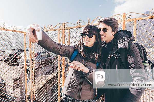Ehepaar beim Selbstfahren mit einem Smartphone  Monte San Primo  Italien