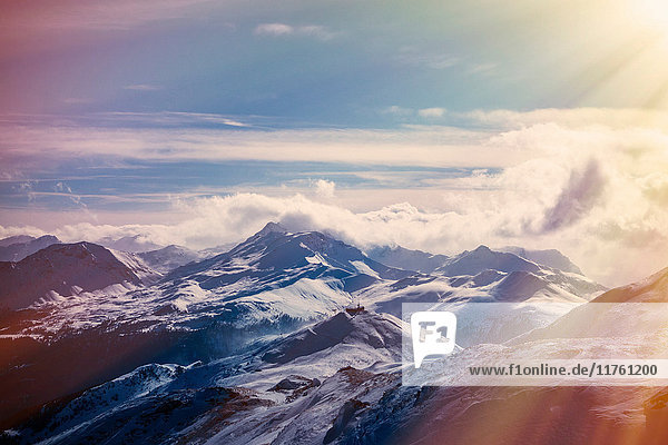 Wolken auf schneebedeckten Berggipfeln  Lenzerheide  Schweizer Alpen  Schweiz