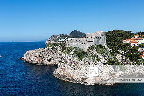 Blick auf Felsküste und Fort Lovrijenac  Dubrovnik  Kroatien