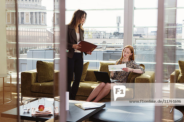Treffen von Geschäftsfrauen auf einem Bürosofa  London  UK
