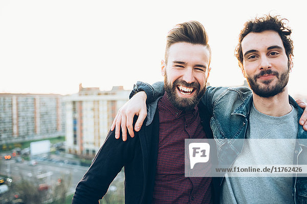 Porträt von zwei jungen Männern  auf dem Dach  lächelnd