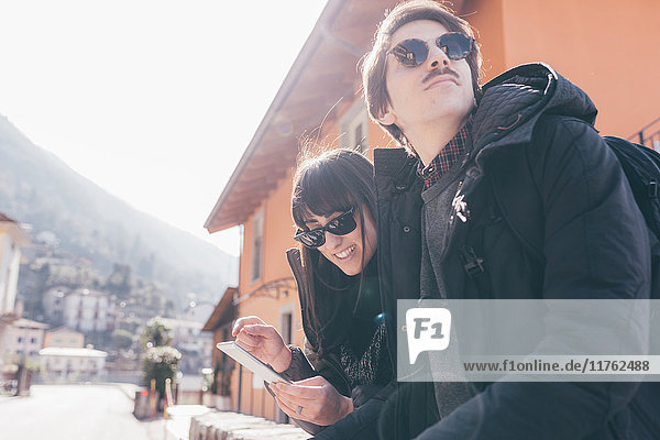 Ehepaar mit Smartphone-Touchscreen  Monte San Primo  Italien