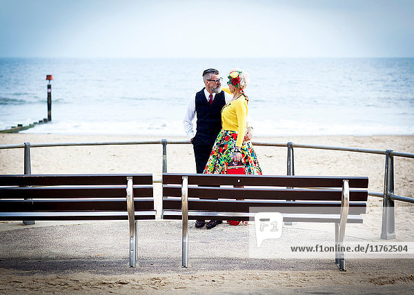 Ehepaar aus den 1950er Jahren im Vintage-Stil  das sich am Strand gegenseitig anstarrt