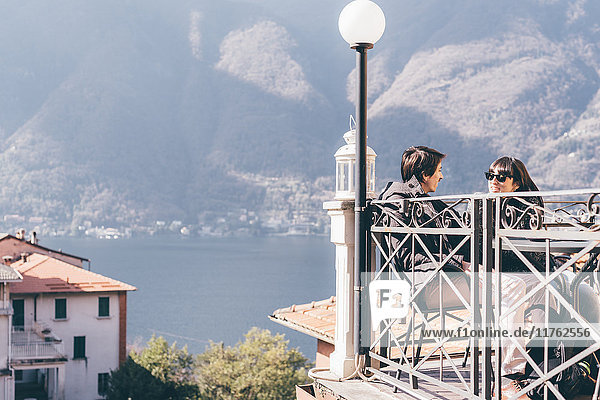 Ehepaar im Restaurant mit Seeterrasse  Monte San Primo  Italien