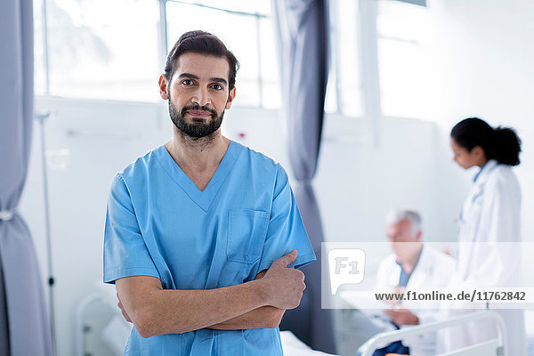 Porträt eines Arztes im Krankenhaus  der in die Kamera schaut