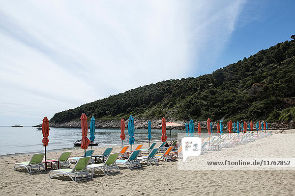 Leerer Strand mit Reihen von Sonnenschirmen und Liegestühlen  Dubrovnik  Kroatien