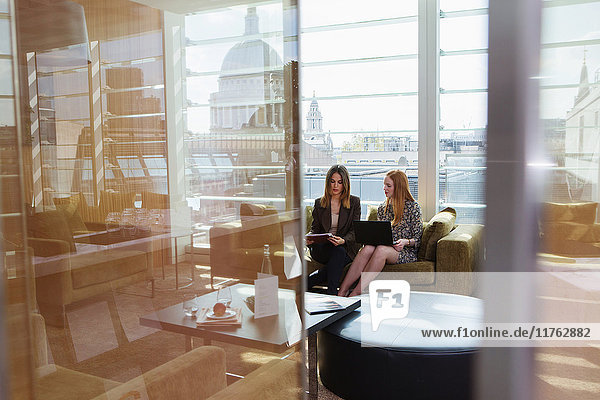 Treffen von Geschäftsfrauen auf einem Bürosofa  London  UK