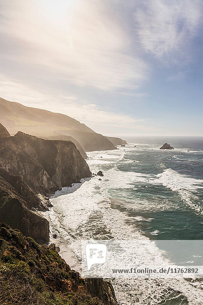 Sonnenlichtansicht von Klippen und Meer  Big Sur  Kalifornien  USA