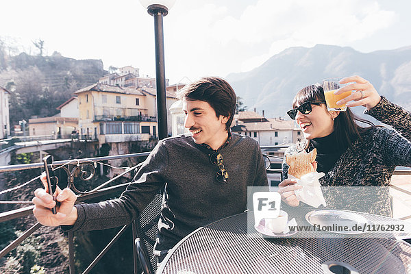 Ehepaar beim Smartphone-Selfie im Restaurant  Monte San Primo  Italien