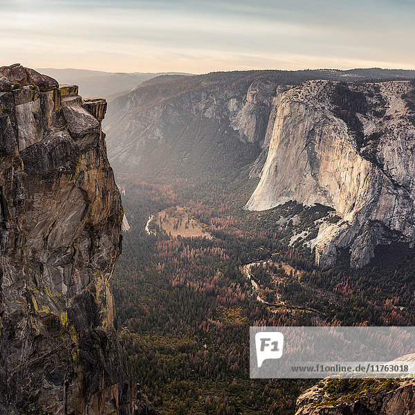 Erhöhte Ansicht des Tals unter Felsformationen  Yosemite National Park  Kalifornien  USA