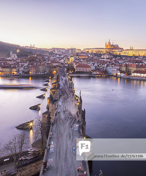 Die Moldau und die Karlsbrücke bei Sonnenuntergang  UNESCO-Weltkulturerbe  Prag  Tschechische Republik  Europa