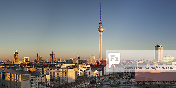 Blick über die Alexanderstraße auf Fernsehturm  Rotes Rathaus  Hotel Park Inn und Alexa Einkaufszentrum  Berlin  Deutschland  Europa