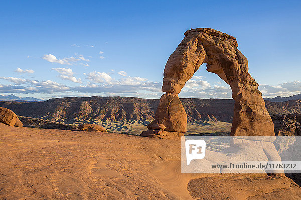 Delicate Arch zur goldenen Stunde  Arches National Park  Moab  Grand County  Utah  Vereinigte Staaten von Amerika  Nord-Amerika