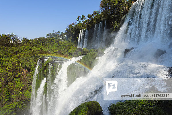 Iguazu-Wasserfälle von der argentinischen Seite  UNESCO-Weltkulturerbe  an der Grenze zwischen Argentinien und Brasilien  Argentinien  Südamerika