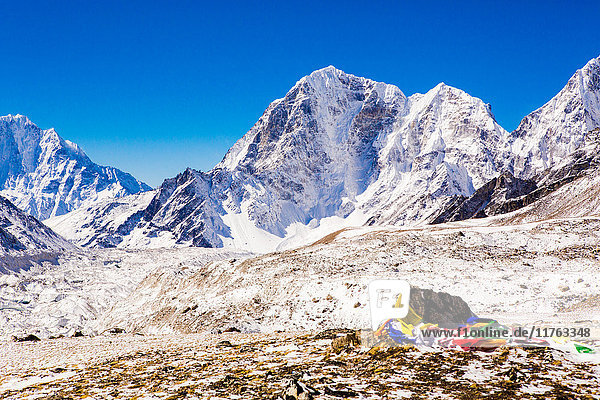 Everest-Gipfel mit Gebetsfahnen  Himalaya  Nepal  Asien