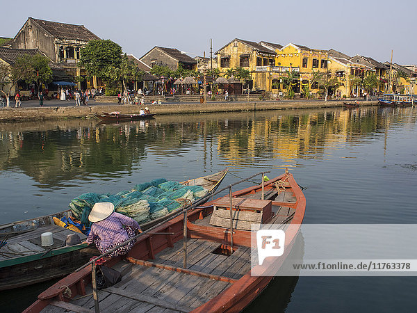 Boote und gelbe Häuser entlang des Flusses  Hafenviertel  Hoi An  Vietnam  Indochina  Südostasien  Asien
