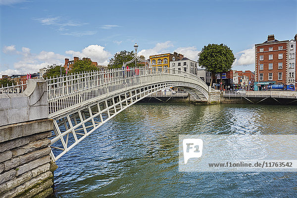 Ha'penny Bridge über den Fluss Liffey  Dublin  Republik Irland  Europa
