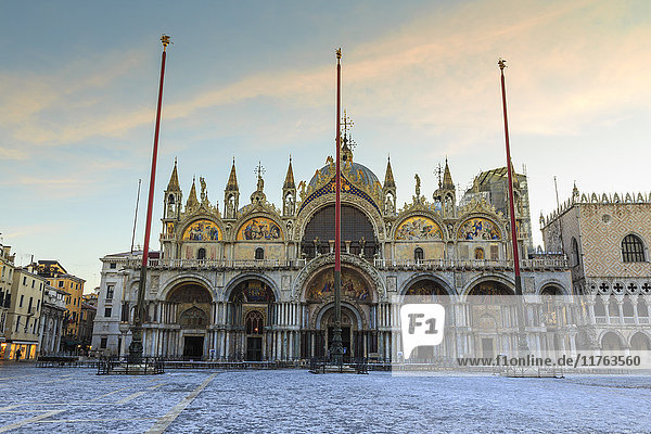Basilika und Markusplatz in der Morgendämmerung nach nächtlichem Schneefall  Venedig  UNESCO-Weltkulturerbe  Venetien  Italien  Europa