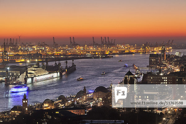Blick über den Stadtteil St. Pauli und die St. Pauli Landungsbrücken über den Hafen bei Sonnenuntergang  Hamburg  Hansestadt  Deutschland  Europa