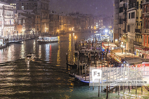 Grand Canal from Rialto Bridge during rare snowfall on a winter evening  Venice  UNESCO World Heritage Site  Veneto  Italy  Europe