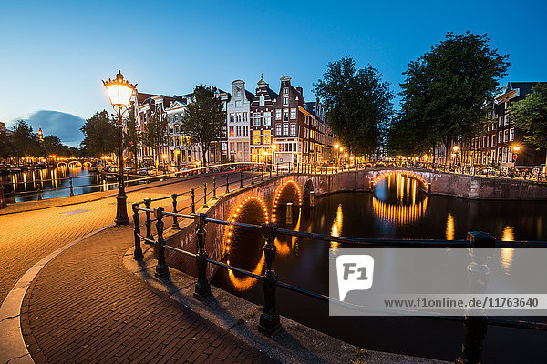 Langzeitbelichtung der südlichen Grachtenringe von Amsterdam an der Kreuzung von Leidsegracht und Keizersgracht  Amsterdam  Niederlande  Europa