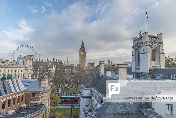 Ein Londoner Bus fährt durch Westminster mit einem schönen blauen Himmel über  London  England  Vereinigtes Königreich  Europa
