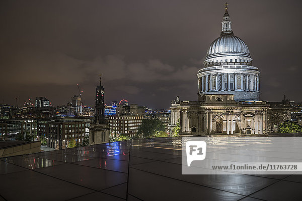 Beleuchtete Kuppel der St. Pauls Cathedral bei Nacht von One New Change  City of London  London  England  Vereinigtes Königreich  Europa