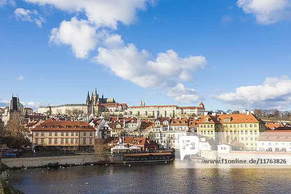 Blick auf die Moldau  umgeben von historischen Gebäuden  Prag  Tschechische Republik  Europa