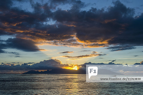 Dramatischer Sonnenuntergang über Moorea  Papeete  Tahiti  Gesellschaftsinseln  Französisch-Polynesien  Pazifik