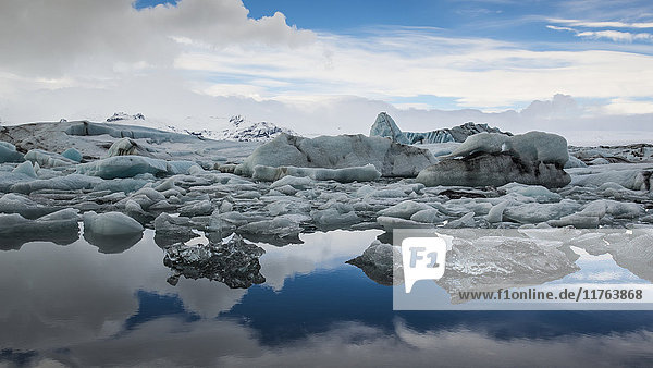 Eisberge in der Gletscherlagune Jokulsarlon  Island  Polarregionen