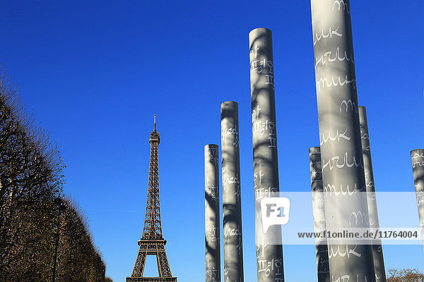 Mauer des Friedens und Eiffelturm  Paris  Frankreich  Europa