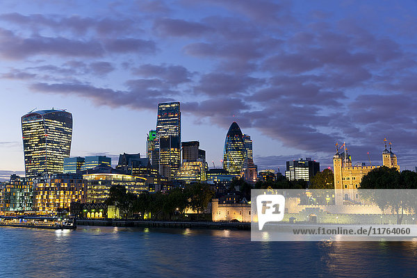 Blick auf das Finanzviertel der City of London und den Tower of London  London  England  Vereinigtes Königreich  Europa