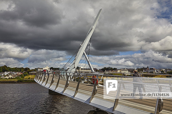 Friedensbrücke  über den Fluss Foyle  Derry (Londonderry)  Grafschaft Londonderry  Ulster  Nordirland  Vereinigtes Königreich  Europa