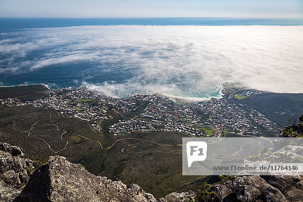 Der Blick vom Tafelberg über die Camps Bay  Kapstadt  Südafrika  Afrika